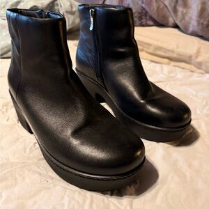 Fit Flop Chunky Black Boot size 10